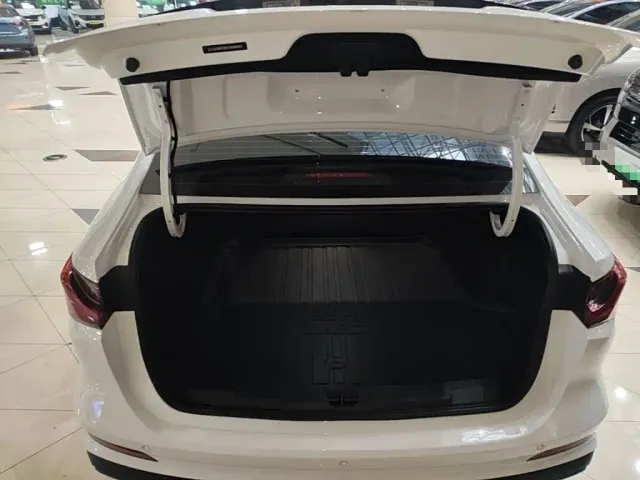 Roewe i5 — Фото автомобиля 18