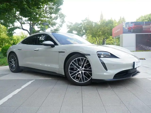 Porsche Taycan — Фото автомобиля 16