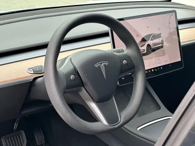 Tesla Model 3 — Фото автомобиля 9