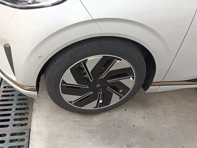 Dongfeng Yipai eπ008 2024 210Max Range Extender 6-Seater — Фото автомобиля 22