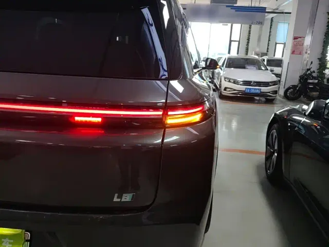 Li Auto L8 — Фото автомобиля 7