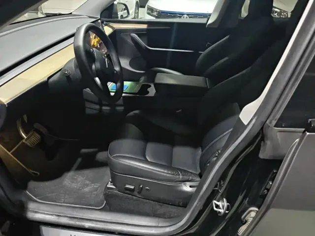 Tesla Model Y — Фото автомобиля 18