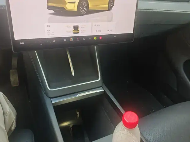 Tesla Model Y L — Фото автомобиля 16