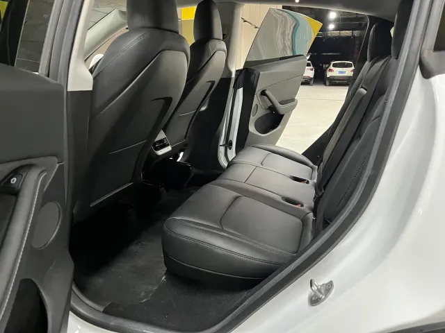 Tesla Model Y — Фото автомобиля 12