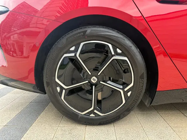 Xiaomi SU7 — Фото автомобиля 12
