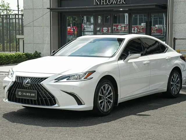 Фотография автомобиля — Lexus ES