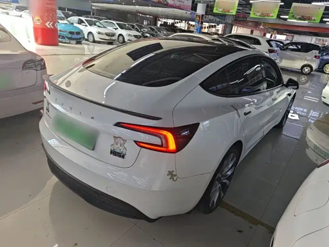 Tesla Model 3 — Фото автомобиля 6