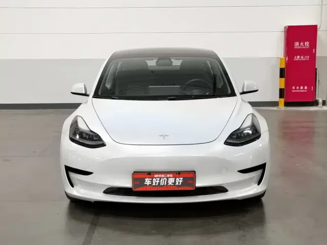 Tesla Model 3 — Фото автомобиля 3