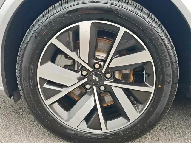 Li Auto L7 — Фото автомобиля 4