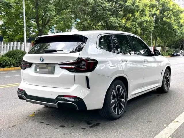 BMW iX3 — Фото автомобиля 3