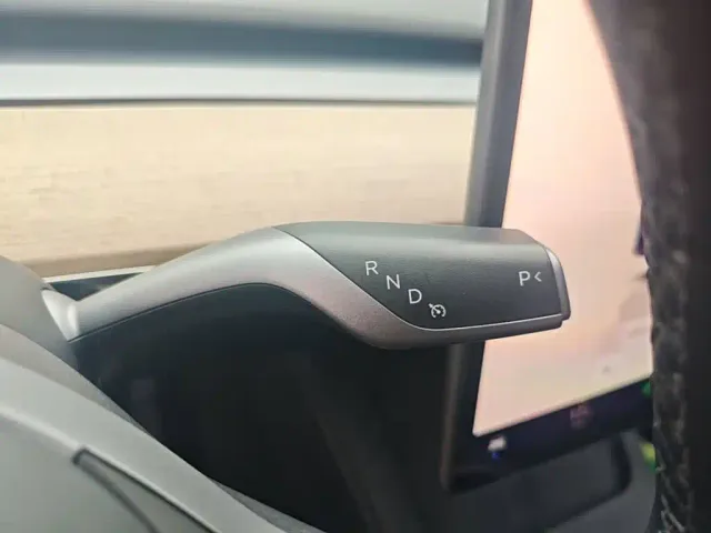 Tesla Model Y — Фото автомобиля 13