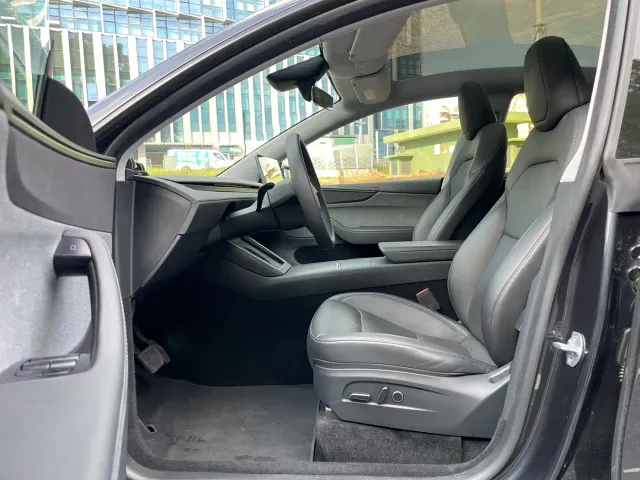 Tesla Model Y — Фото автомобиля 6