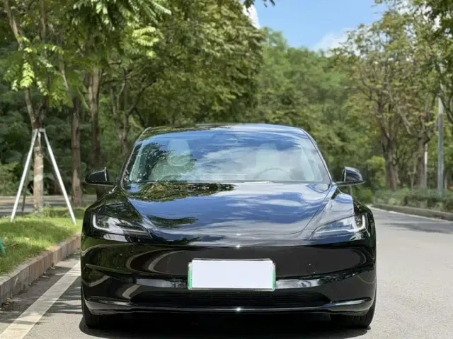 Tesla Model 3 — Фото автомобиля 2