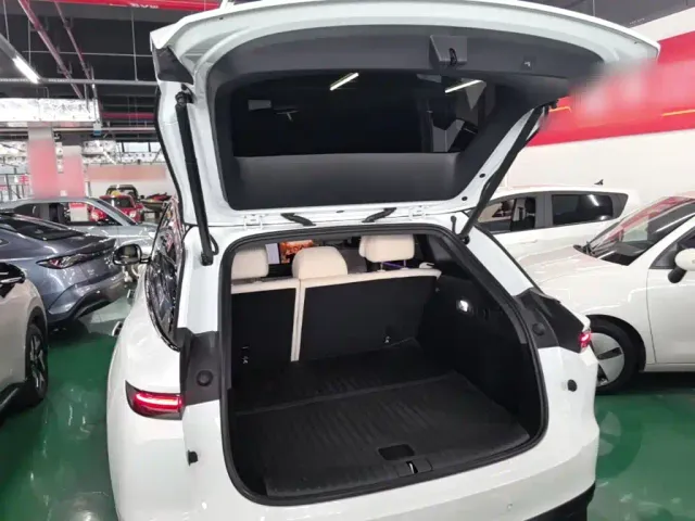 Li Auto Li Auto i6 2025 2WD Base Model — Фото автомобиля 18