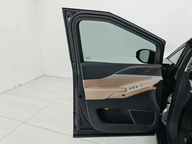 Xpeng X9 — Фото автомобиля 14