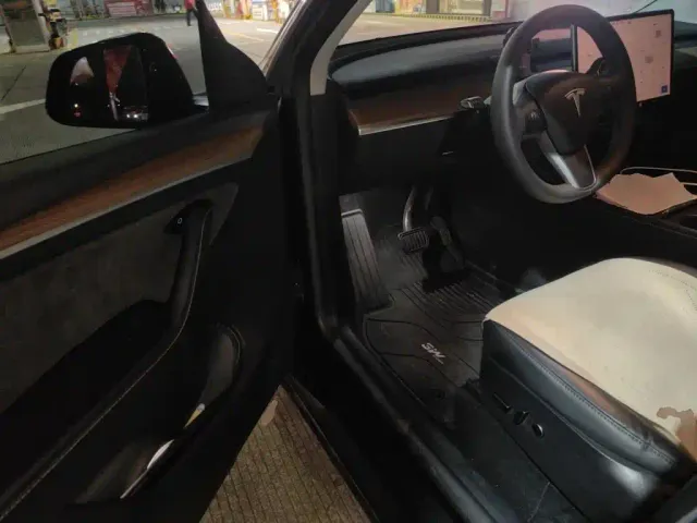 Tesla Model Y — Фото автомобиля 12