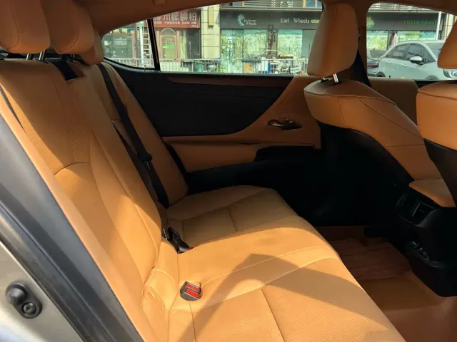 Lexus ES — Фото автомобиля 10