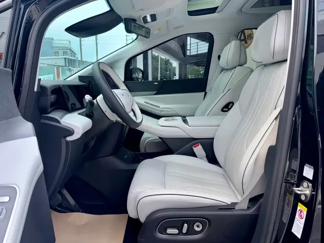 Xpeng X9 — Фото автомобиля 9