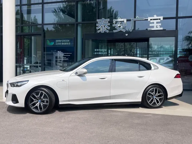 BMW i5 — Фото автомобиля 5