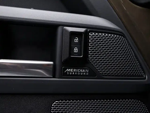 Land Rover Defender — Фото автомобиля 13