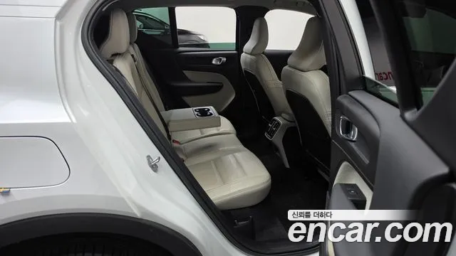 Volvo XC40 — Фото автомобиля 12