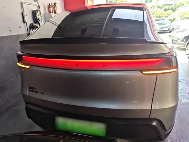 Tesla Model Y L — Фото автомобиля 5