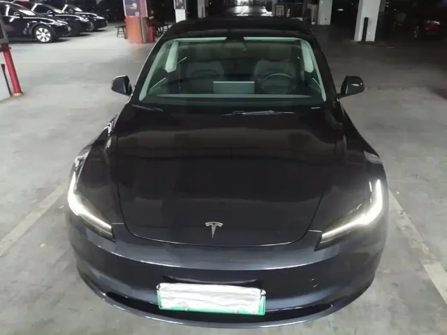 Tesla Model 3 — Фото автомобиля 2
