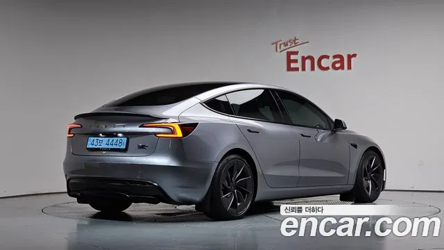 Tesla Model 3 — Фото автомобиля 2