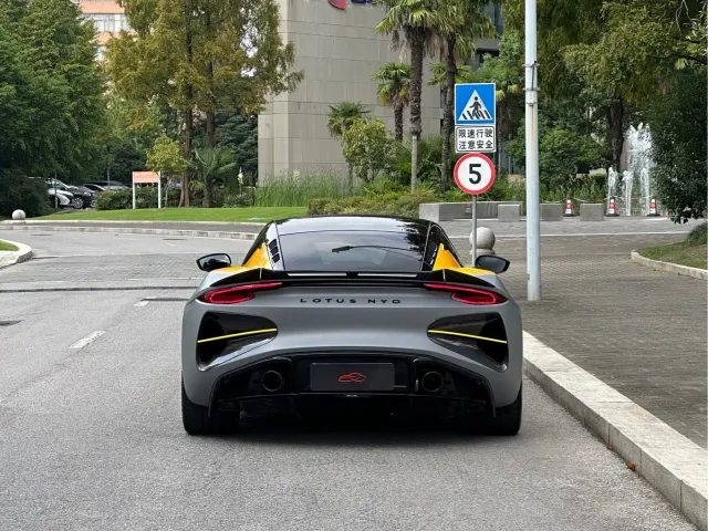 Lotus Emira — Фото автомобиля 4