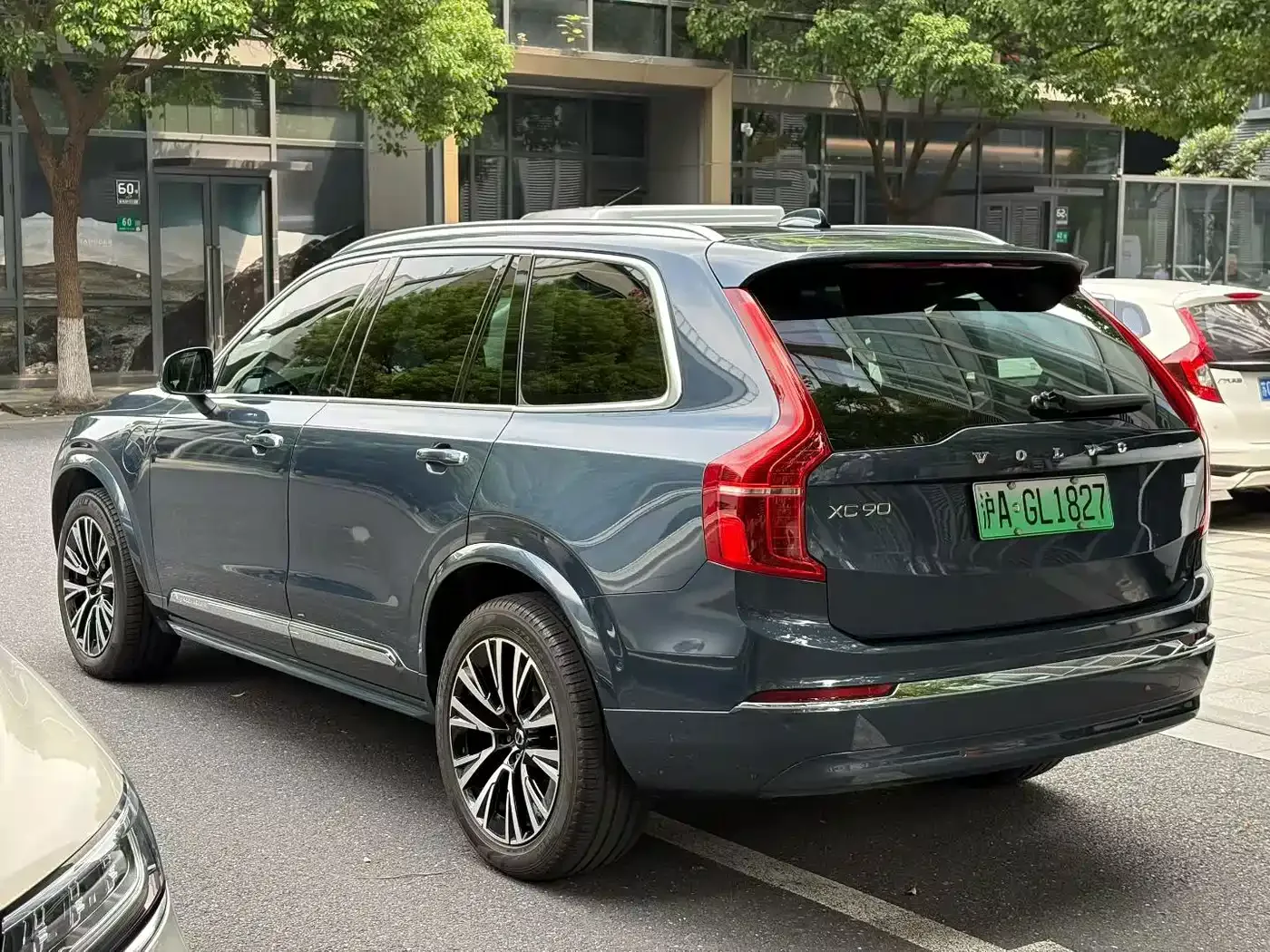 Volvo Volvo XC90 Plug-in Hybrid 2022 E-Drive Hybrid T8 Smart Premium Luxury 7-Seater — Фото автомобиля 9