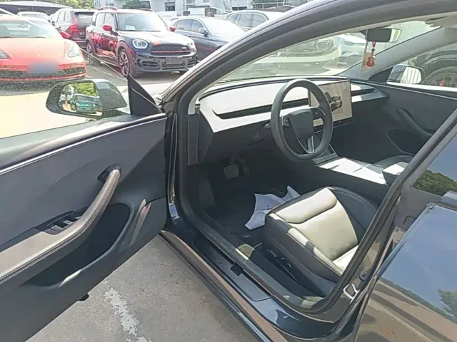 Tesla Model 3 — Фото автомобиля 15