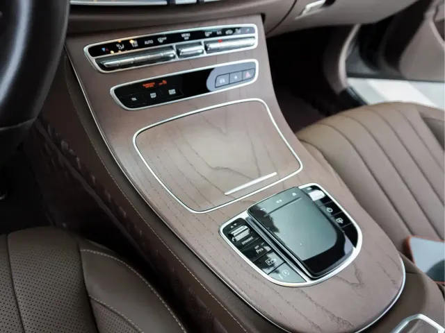 Mercedes-Benz E-Class — Фото автомобиля 19