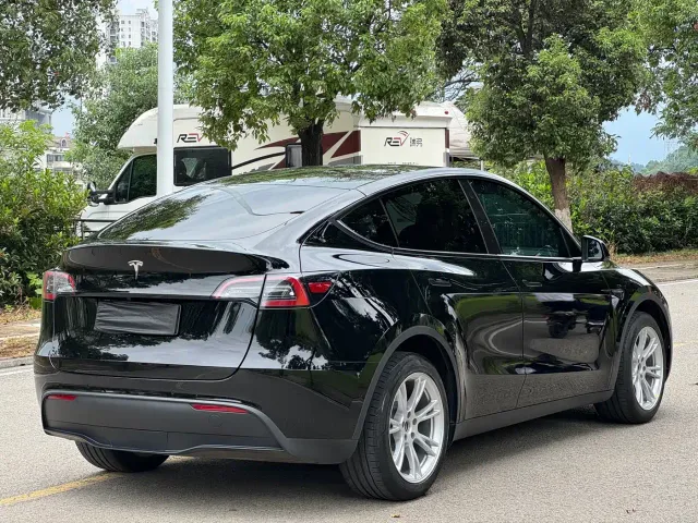 Tesla Model Y — Фото автомобиля 6