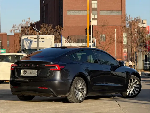 Tesla Model 3 — Фото автомобиля 7
