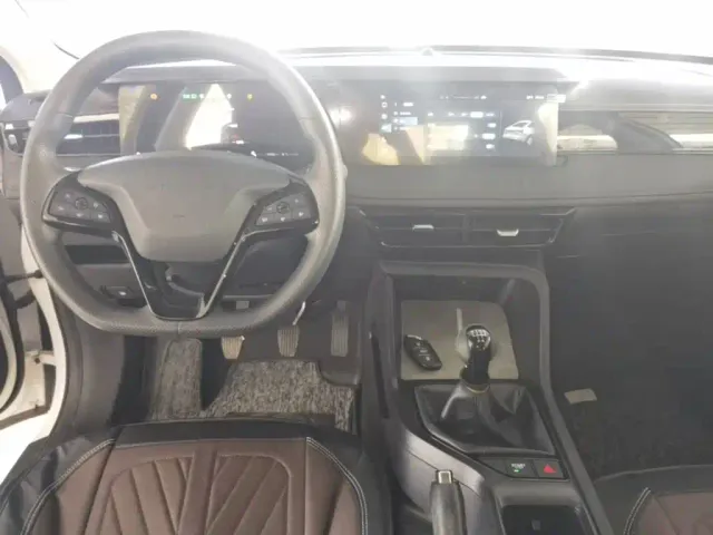 Roewe i5 — Фото автомобиля 9