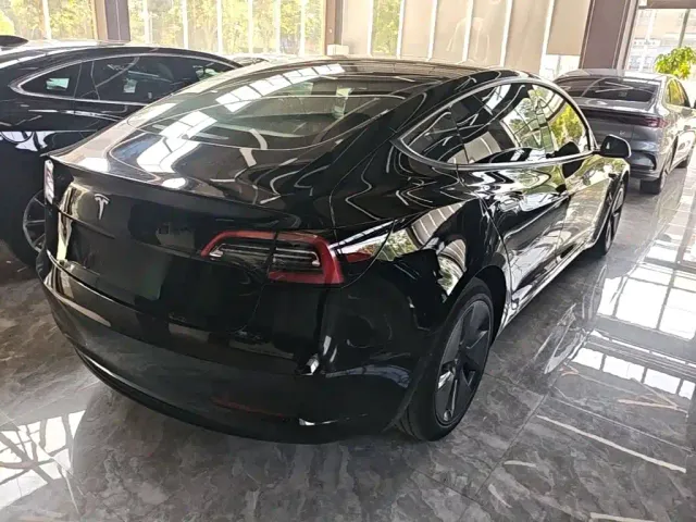 Tesla Model 3 — Фото автомобиля 6