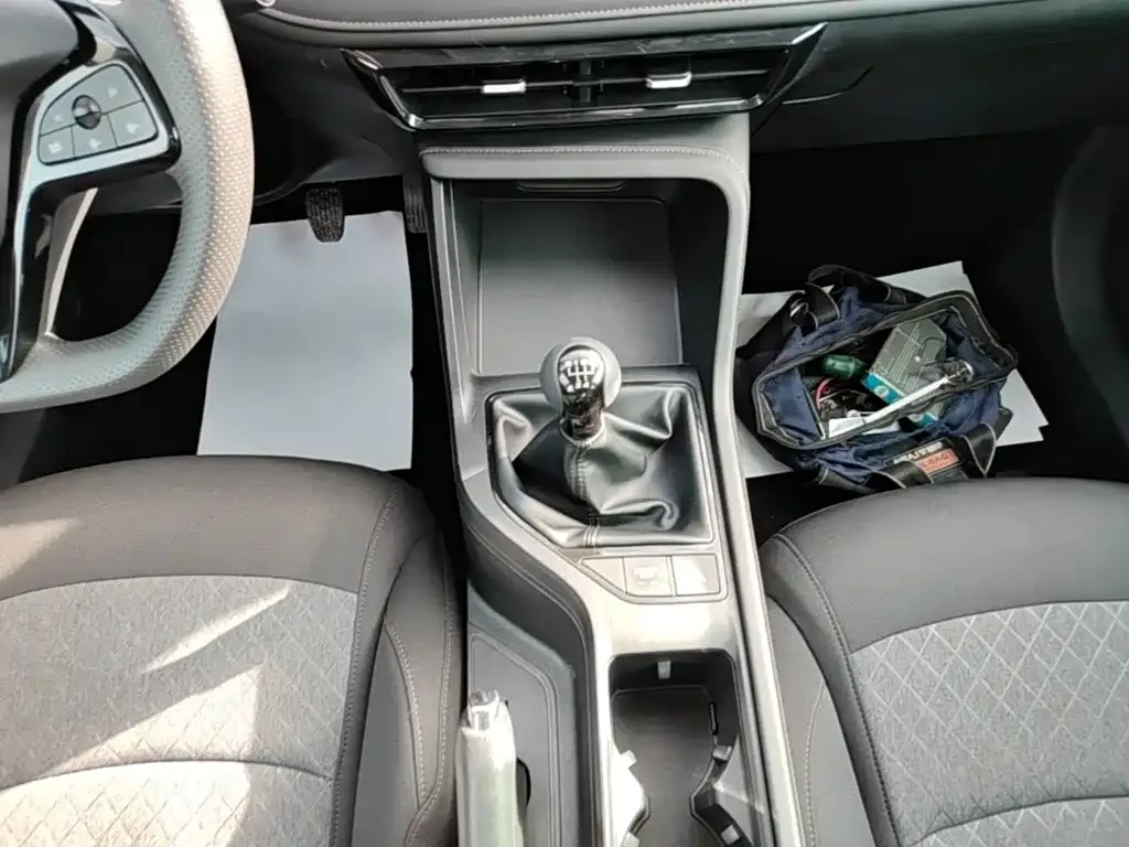 Roewe Roewe i5 2023 1.5L Manual Comfort Edition — Фото автомобиля 13