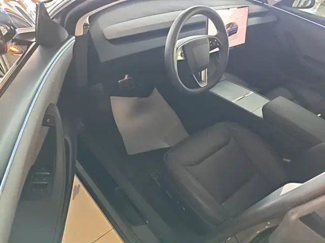 Tesla Model 3 — Фото автомобиля 15
