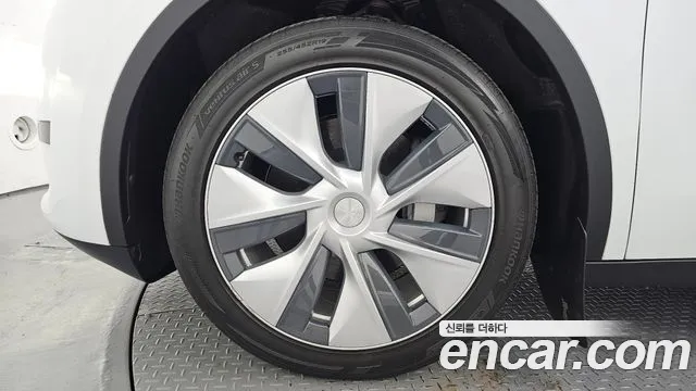 Tesla Model Y — Фото автомобиля 5