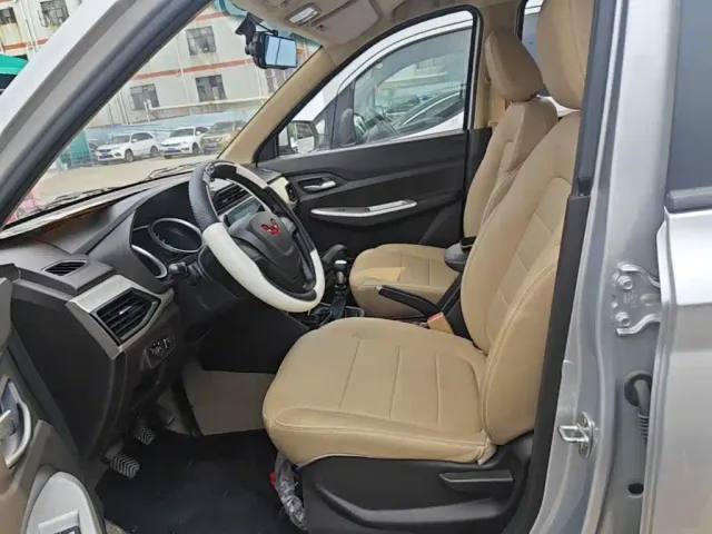 Wuling Hongguang — Фото автомобиля 10