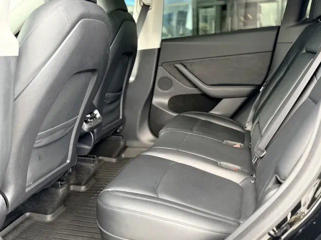 Tesla Model Y — Фото автомобиля 17
