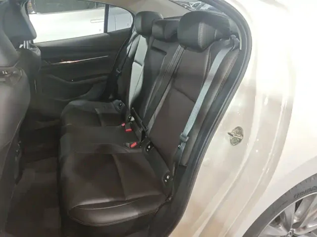 Mazda Axela — Фото автомобиля 16
