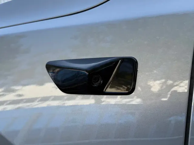 Li Auto L8 — Фото автомобиля 11