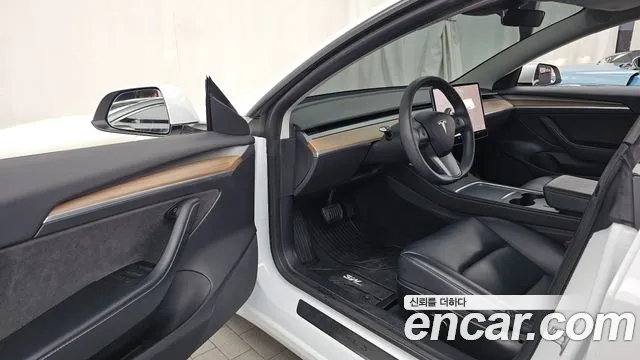 Tesla Model 3 — Фото автомобиля 15