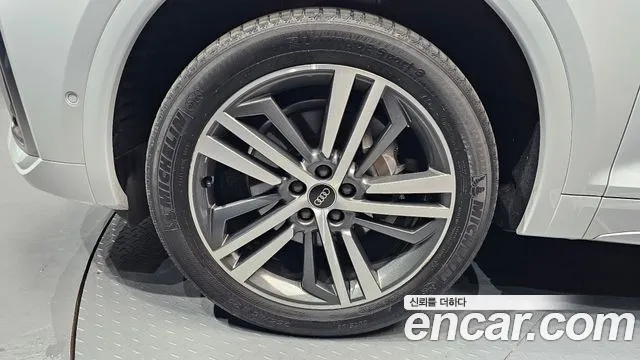 Audi Q5 45 TFSI quattro Premium — Фото автомобиля 5
