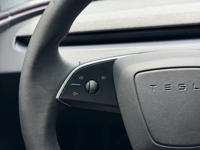 Tesla Model 3 — Фото автомобиля 13