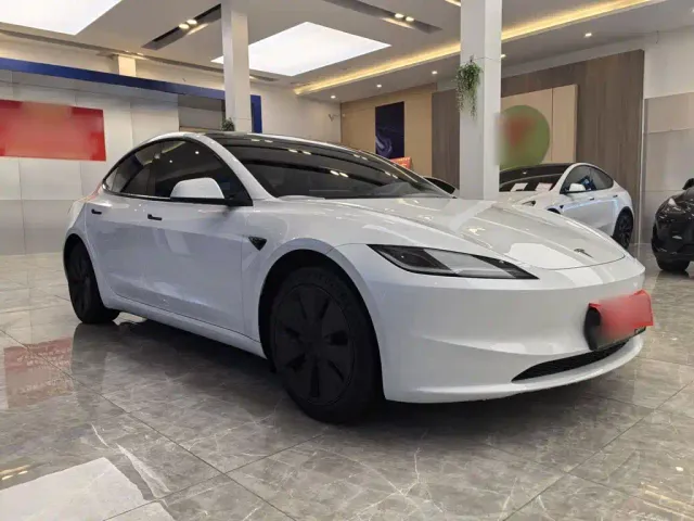 Tesla Model 3 — Фото автомобиля 2