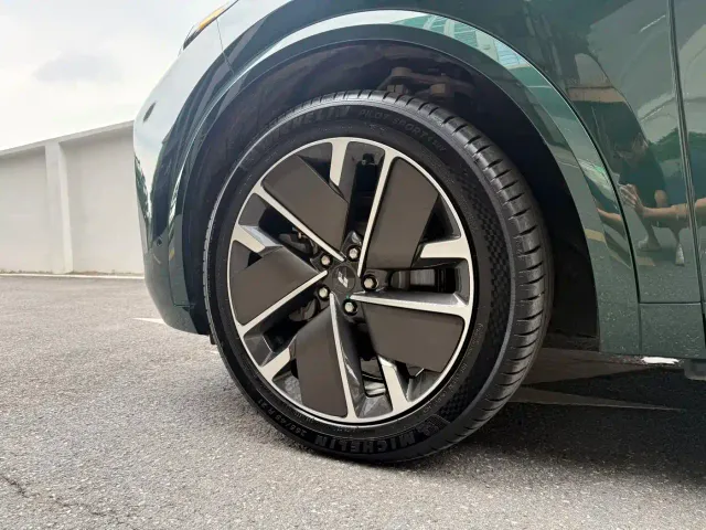 Li Auto L9 — Фото автомобиля 6