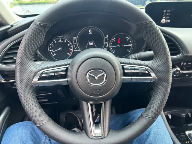 Mazda Axela — Фото автомобиля 10
