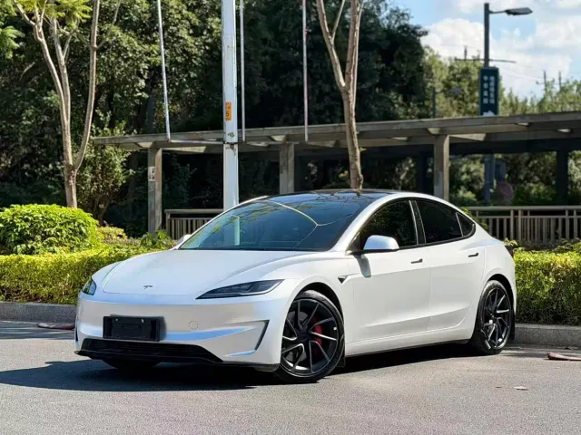 Фотография автомобиля — Tesla Model 3